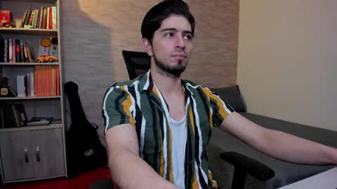 Snapshot of aaron_paul_ chatting on February 23, 8:53 pm Aaron online show from February 23, 8:53 pm