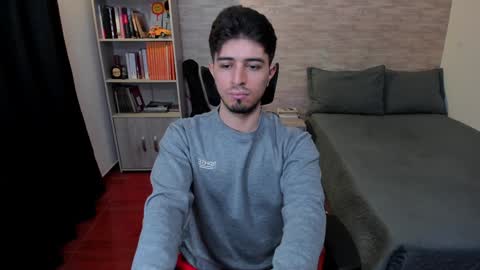 Snapshot of aaron_paul_ chatting on December 13, 7:53 pm Aaron online show from December 13, 7:53 pm