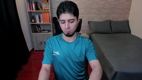 Snapshot of aaron_paul_ chatting on January 1, 12:53 am Aaron online show from January 1, 12:53 am