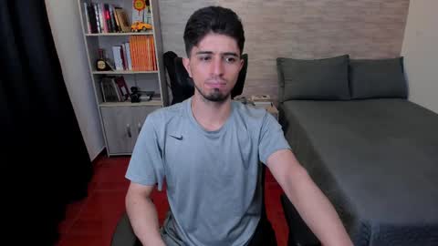 Snapshot of aaron_paul_ chatting on March 8, 9:29 pm Aaron online show from March 8, 9:29 pm