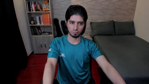 Snapshot of aaron_paul_ chatting on February 21, 6:37 pm Aaron online show from February 21, 6:37 pm