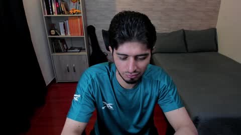 Snapshot of aaron_paul_ chatting on January 18, 10:06 pm Aaron online show from January 18, 10:06 pm