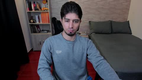 Snapshot of aaron_paul_ chatting on January 9, 11:24 pm Aaron online show from January 9, 11:24 pm