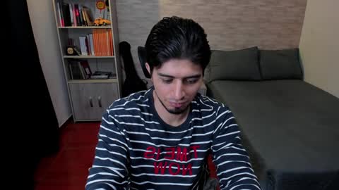 Snapshot of aaron_paul_ chatting on February 7, 7:17 pm Aaron online show from February 7, 7:17 pm