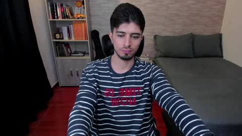 Snapshot of aaron_paul_ chatting on December 15, 10:26 pm Aaron online show from December 15, 10:26 pm