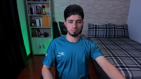 Snapshot of aaron_paul_ chatting on September 10, 7:34 pm Aaron online show from September 10, 7:34 pm