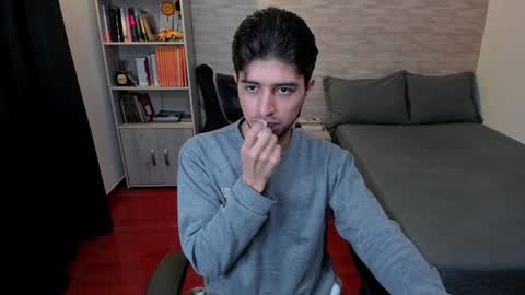 Snapshot of aaron_paul_ chatting on January 5, 10:40 pm Aaron online show from January 5, 10:40 pm