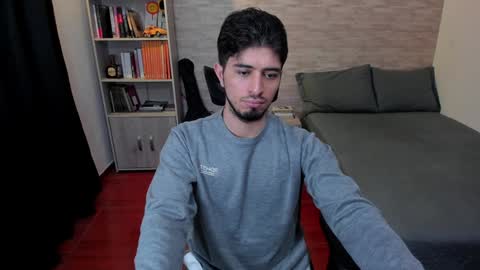 Snapshot of aaron_paul_ chatting on December 27, 10:05 pm Aaron online show from December 27, 10:05 pm