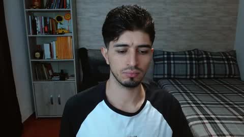 Snapshot of aaron_paul_ chatting on October 13, 7:09 pm Aaron online show from October 13, 7:09 pm