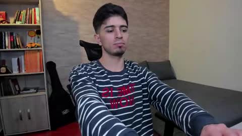 Snapshot of aaron_paul_ chatting on February 28, 8:28 pm Aaron online show from February 28, 8:28 pm