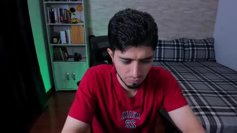 Snapshot of aaron_paul_ chatting on September 12, 8:31 pm Aaron online show from September 12, 8:31 pm