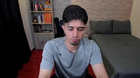 Snapshot of aaron_paul_ chatting on December 7, 6:59 pm Aaron online show from December 7, 6:59 pm