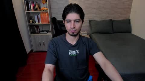 Snapshot of aaron_paul_ chatting on February 22, 10:37 pm Aaron online show from February 22, 10:37 pm