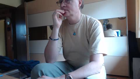 Snapshot of ach471 chatting on December 5, 9:28 am ach471 online show from December 5, 9:28 am