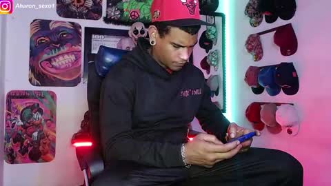 Aharon  Zamora online show from December 18, 6:53 am