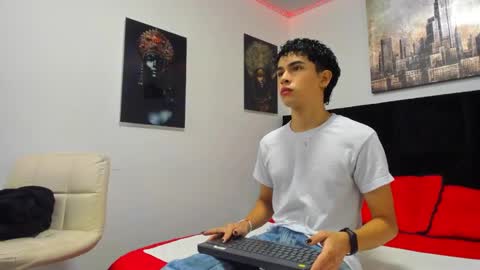 Snapshot of aiiden_15 chatting on February 19, 3:05 pm Aiden  online show from February 19, 3:05 pm