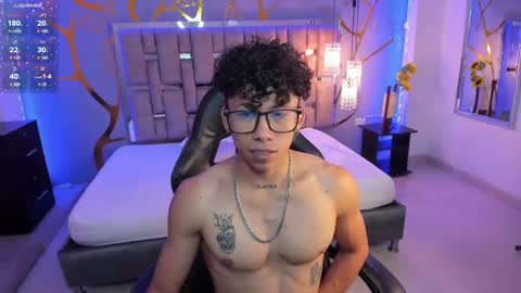 Snapshot of akazaboy chatting on February 28, 5:15 am akazaboy online show from February 28, 5:15 am