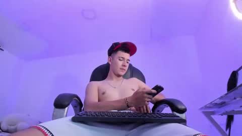 Aleck Boy online show from January 8, 8:03 pm