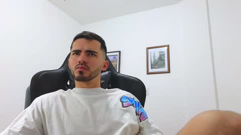 alejandroo_7 online show from January 1, 10:24 pm