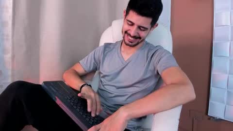 Snapshot of alejandrostorm chatting on October 15, 9:33 pm Alejo  online show from October 15, 9:33 pm