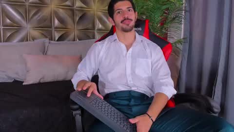 Snapshot of alejandrostorm chatting on December 19, 8:02 pm Alejo  online show from December 19, 8:02 pm