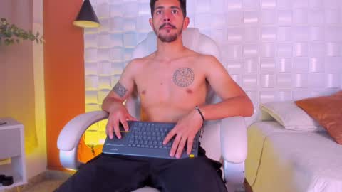 Snapshot of alejandrostorm chatting on March 12, 8:20 pm Alejo  online show from March 12, 8:20 pm