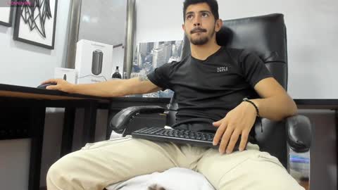 Snapshot of alejandrostorm chatting on January 10, 7:21 pm Alejo  online show from January 10, 7:21 pm