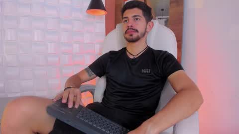Snapshot of alejandrostorm chatting on October 21, 9:39 pm Alejo  online show from October 21, 9:39 pm