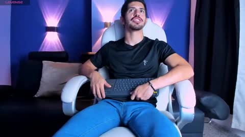Snapshot of alejandrostorm chatting on December 21, 8:43 pm Alejo  online show from December 21, 8:43 pm