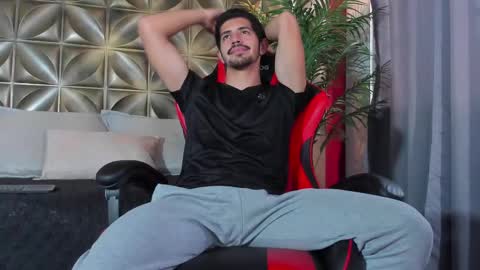 Snapshot of alejandrostorm chatting on December 18, 8:36 pm Alejo  online show from December 18, 8:36 pm