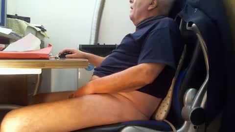 Snapshot of alex47100 chatting on January 30, 9:04 am alex47100 online show from January 30, 9:04 am