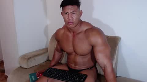 Snapshot of alex_bigcumvez chatting on December 6, 1:07 am perseuz online show from December 6, 1:07 am