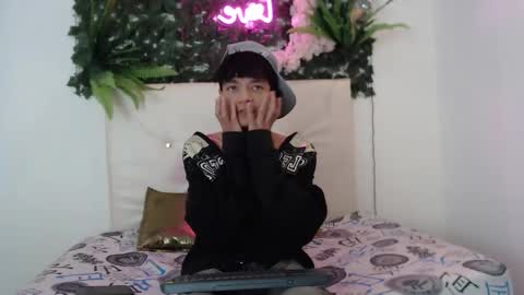 Snapshot of alex_russo__ chatting on October 23, 3:54 am alex_russo__ online show from October 23, 3:54 am