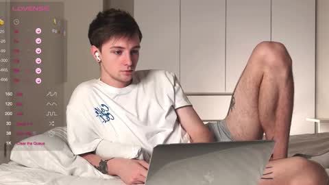 alex_schafer online show from December 17, 5:25 am