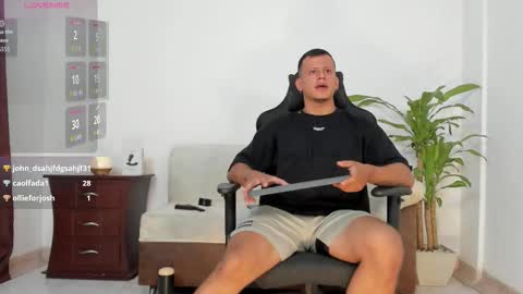 Snapshot of alex_tower chatting on October 5, 12:03 am Alex Towers online show from October 5, 12:03 am