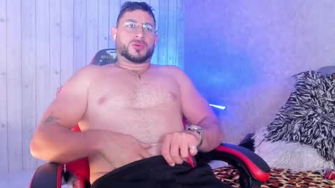 Snapshot of alexandro_black chatting on October 25, 4:42 pm A L E X A N D R O online show from October 25, 4:42 pm