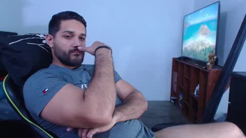 Snapshot of alonxoo chatting on December 5, 1:14 am alonxoo online show from December 5, 1:14 am