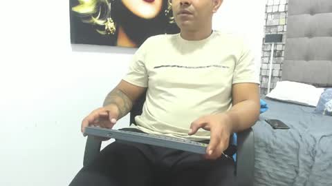 andres_jacksonn online show from May 1, 11:57 am