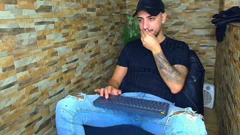 Snapshot of andrewbanner chatting on December 17, 4:45 am MasterRomania  online show from December 17, 4:45 am