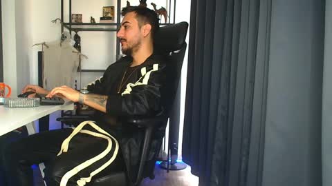 Snapshot of andrewbanner chatting on March 12, 7:02 am MasterRomania  online show from March 12, 7:02 am