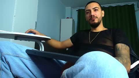 Snapshot of andrewbanner chatting on October 4, 5:34 am MasterRomania  online show from October 4, 5:34 am
