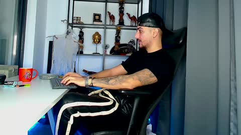 Snapshot of andrewbanner chatting on February 4, 6:04 am MasterRomania  online show from February 4, 6:04 am