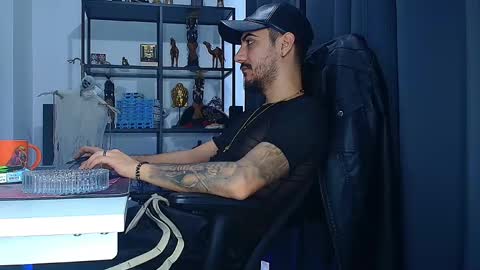 Snapshot of andrewbanner chatting on February 19, 6:00 am MasterRomania  online show from February 19, 6:00 am