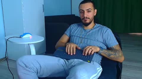Snapshot of andrewbanner chatting on October 10, 7:24 am MasterRomania  online show from October 10, 7:24 am