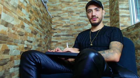 Snapshot of andrewbanner chatting on December 8, 4:46 am MasterRomania  online show from December 8, 4:46 am