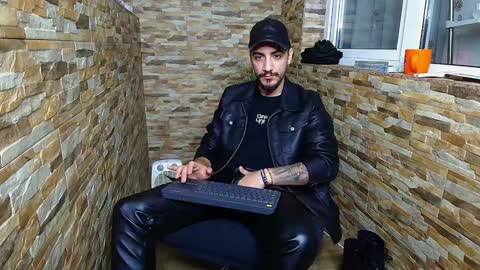 Snapshot of andrewbanner chatting on January 13, 4:28 am MasterRomania  online show from January 13, 4:28 am