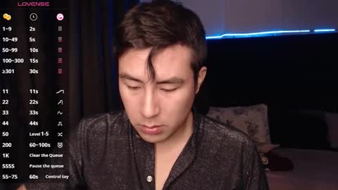 andrewmhilton_ online show from November 18, 7:01 am