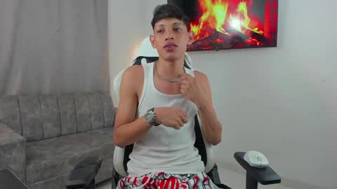 andy_bigcock01 online show from December 17, 3:28 am