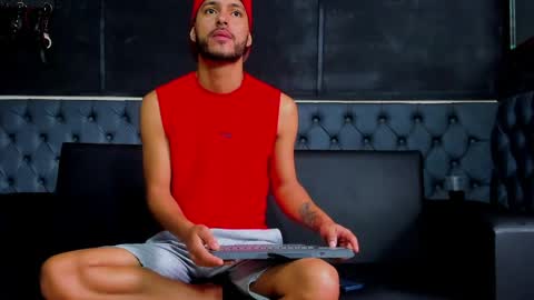 angel_villareal_ online show from April 8, 1:09 pm