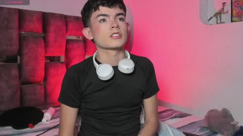 Angelo I work from home this is my room  online show from January 4, 5:37 am